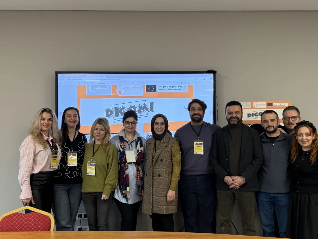 Група людей на тренінгу DICOMI перед екраном