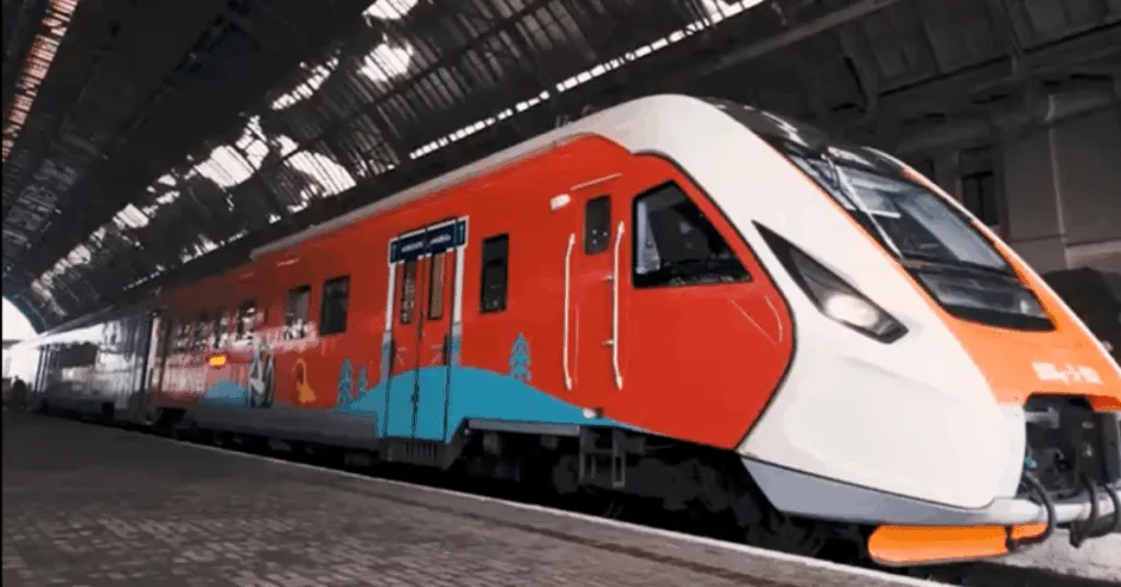 Сучасний червоно-білий потяг на залізничній станції