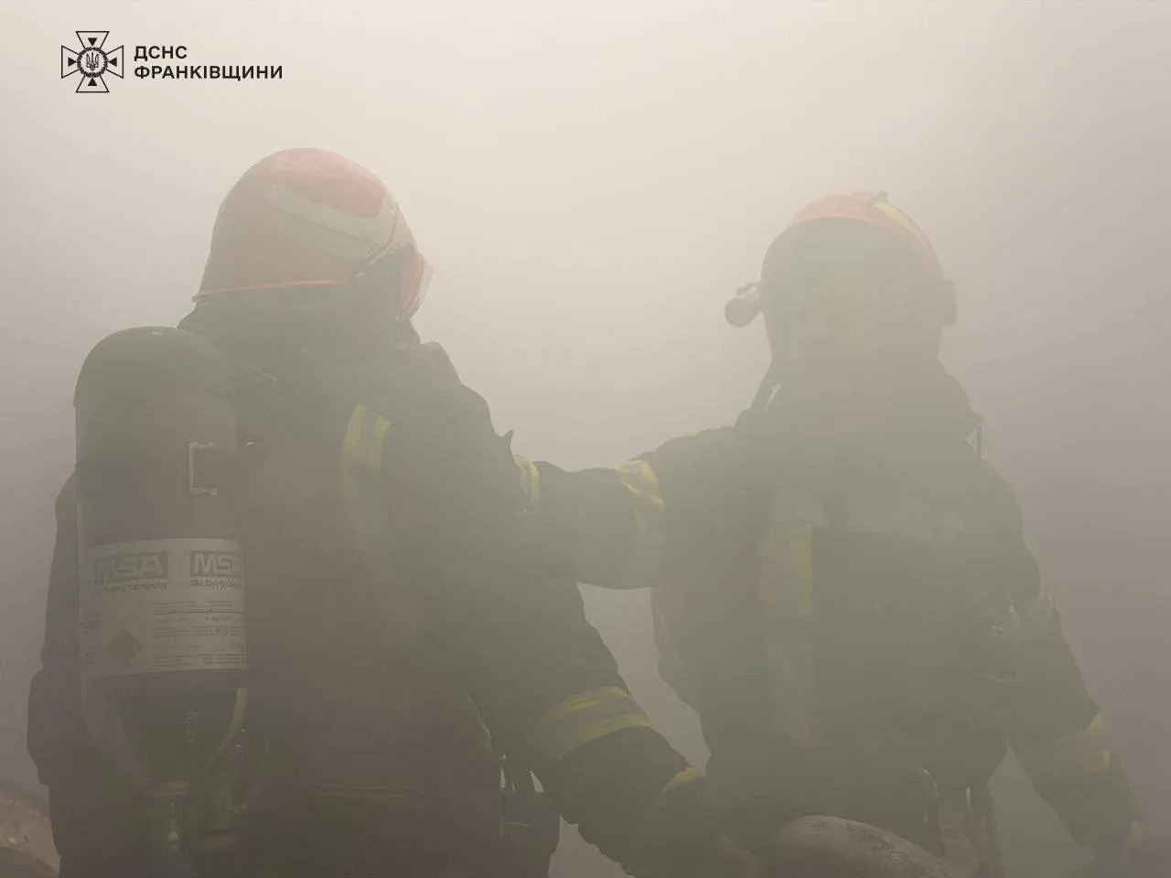 Пожежники працюють у густому димі