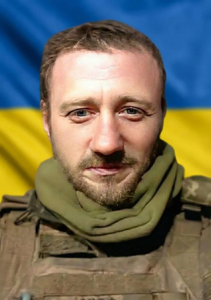 Український військовий на тлі прапора України