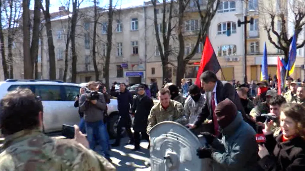 Протестувальники з прапорами на міській вулиці