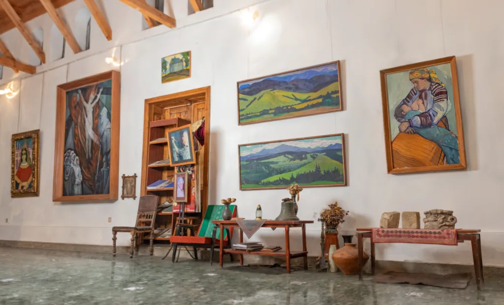 Музейна зала з українськими картинами та народними речами