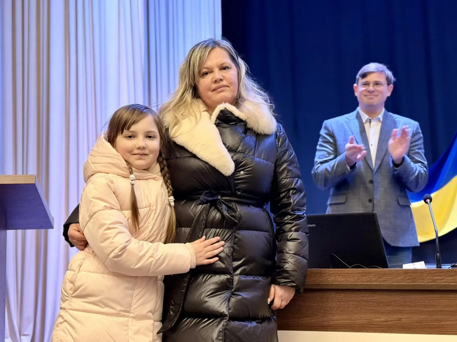 Жінка з дівчинкою на урочистому заході