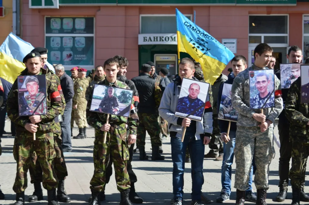 Військовий мітинг із портретами загиблих героїв України