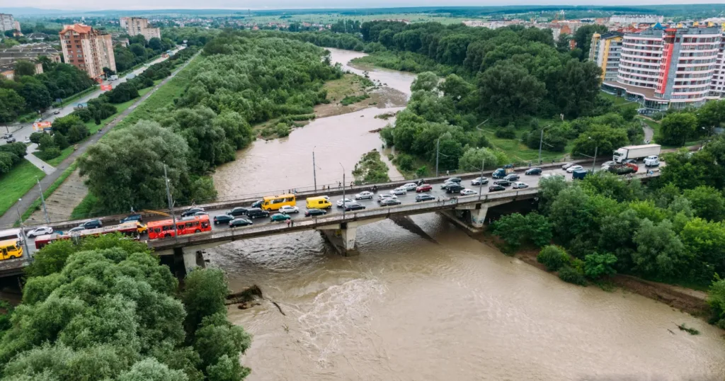 Міст із затором над річкою та зеленими берегами
