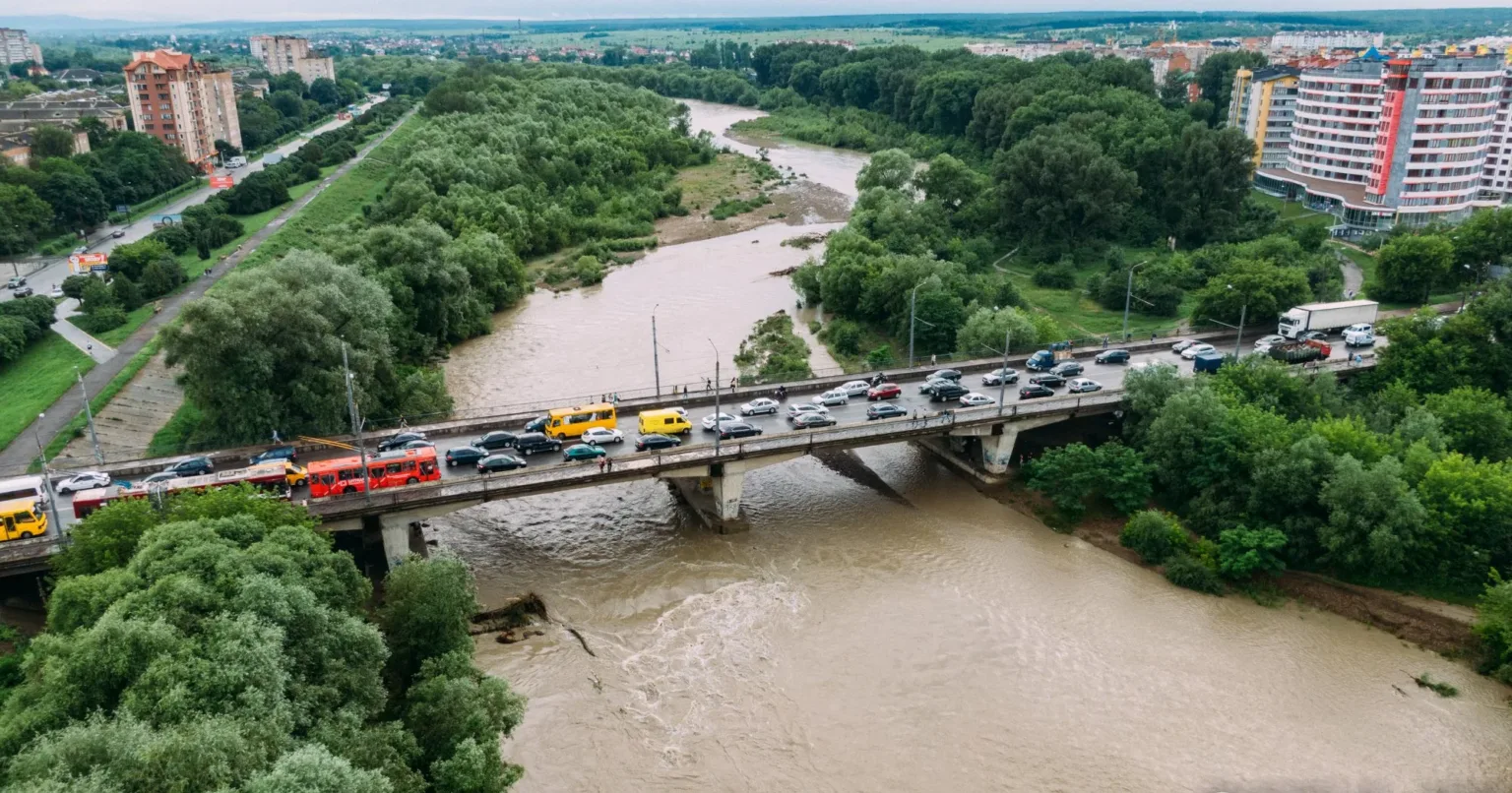 Міст із затором над річкою серед зелені міста
