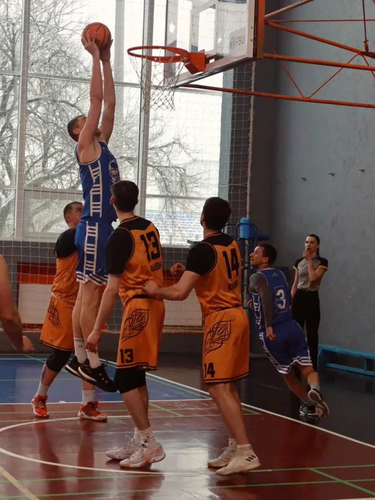 Баскетболіст робить кидок у кошик під час гри