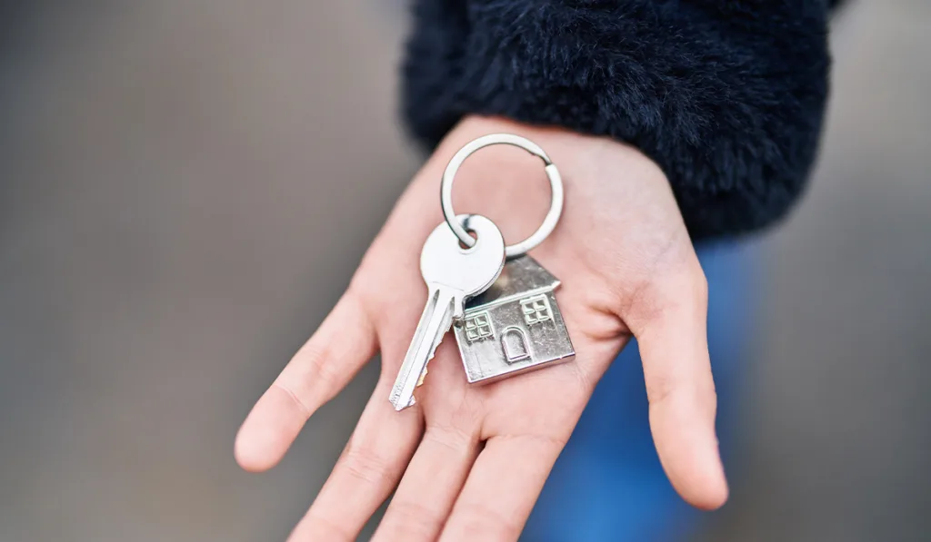 Ключі від будинку на долоні людини