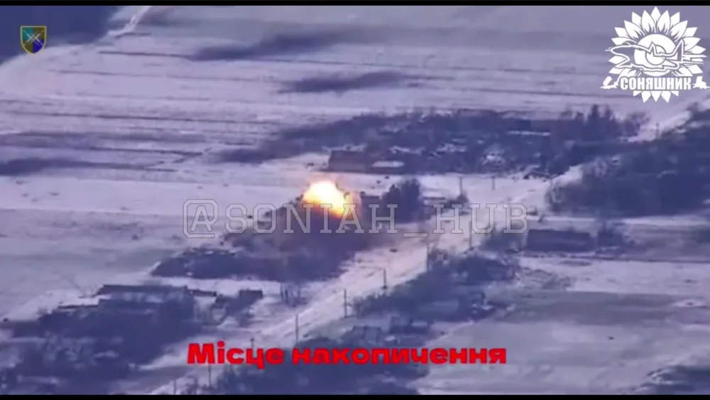 Вибух на сніговому полі біля будівель