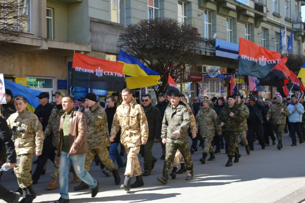 Марш військових з українськими та червоно-чорними прапорами