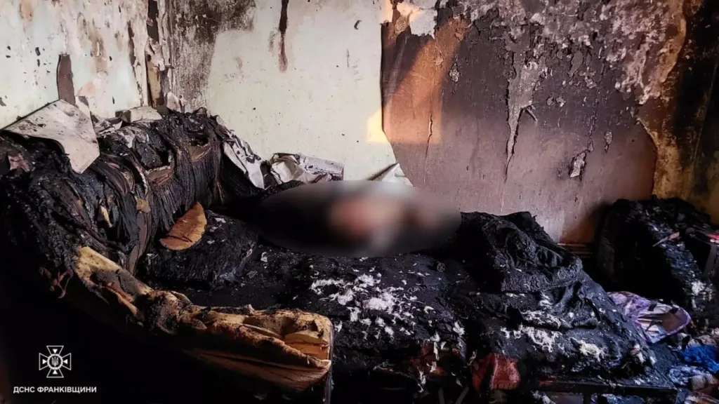 Згоріла кімната після пожежі з пошкодженими стінами
