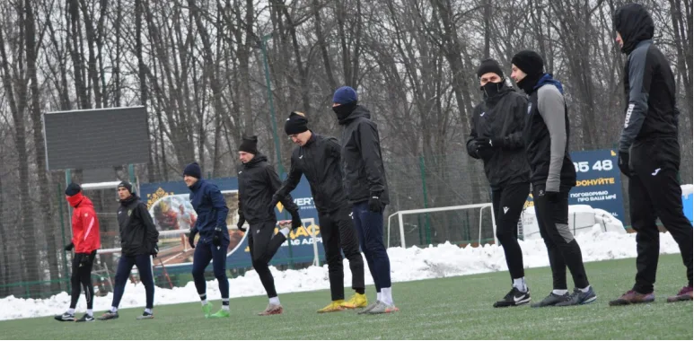 Футболісти тренуються на полі взимку