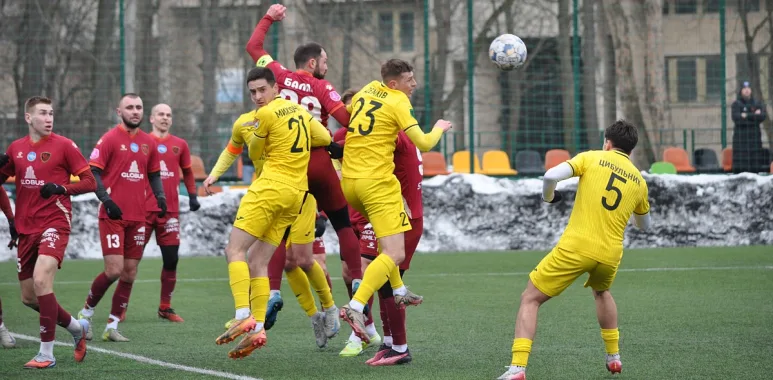 Футболісти змагаються за м’яч під час матчу