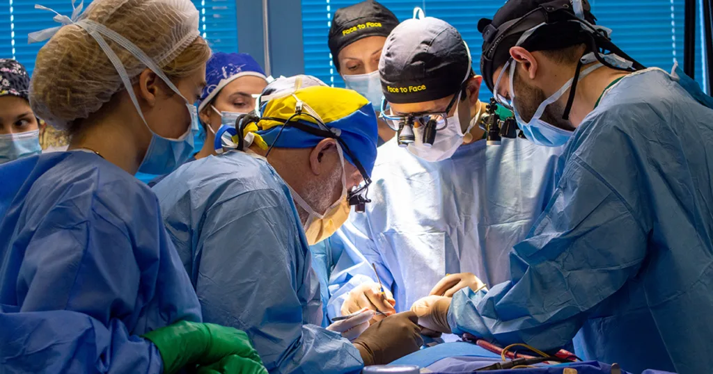 Хірурги проводять операцію в операційній кімнаті