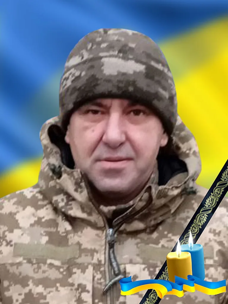 Український військовий на фоні прапора України