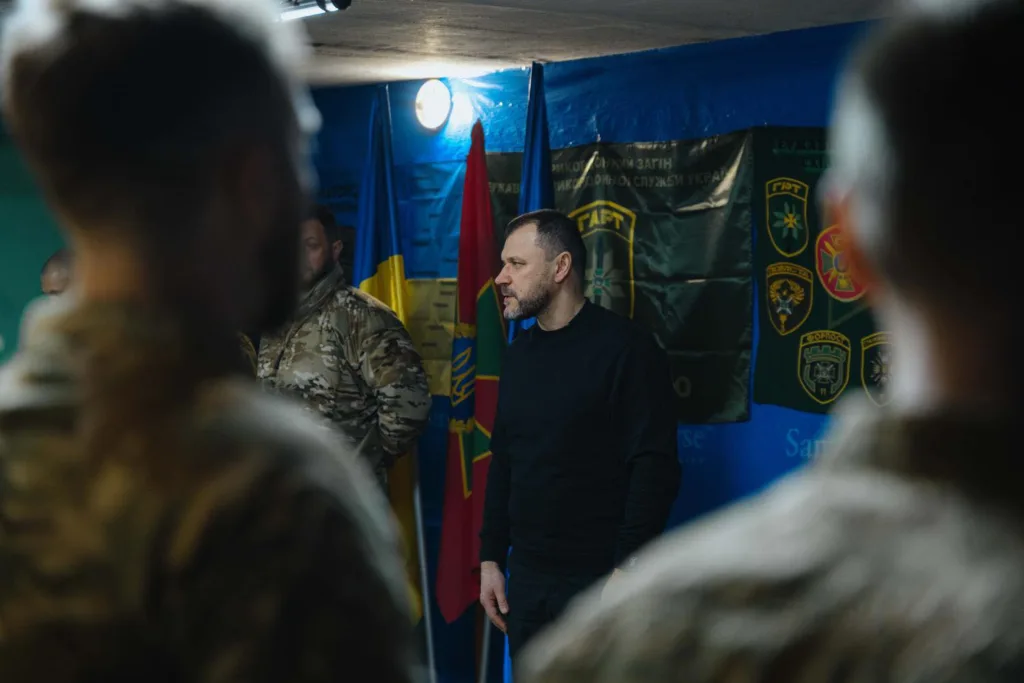 Зустріч військових з представником у формі та прапорами