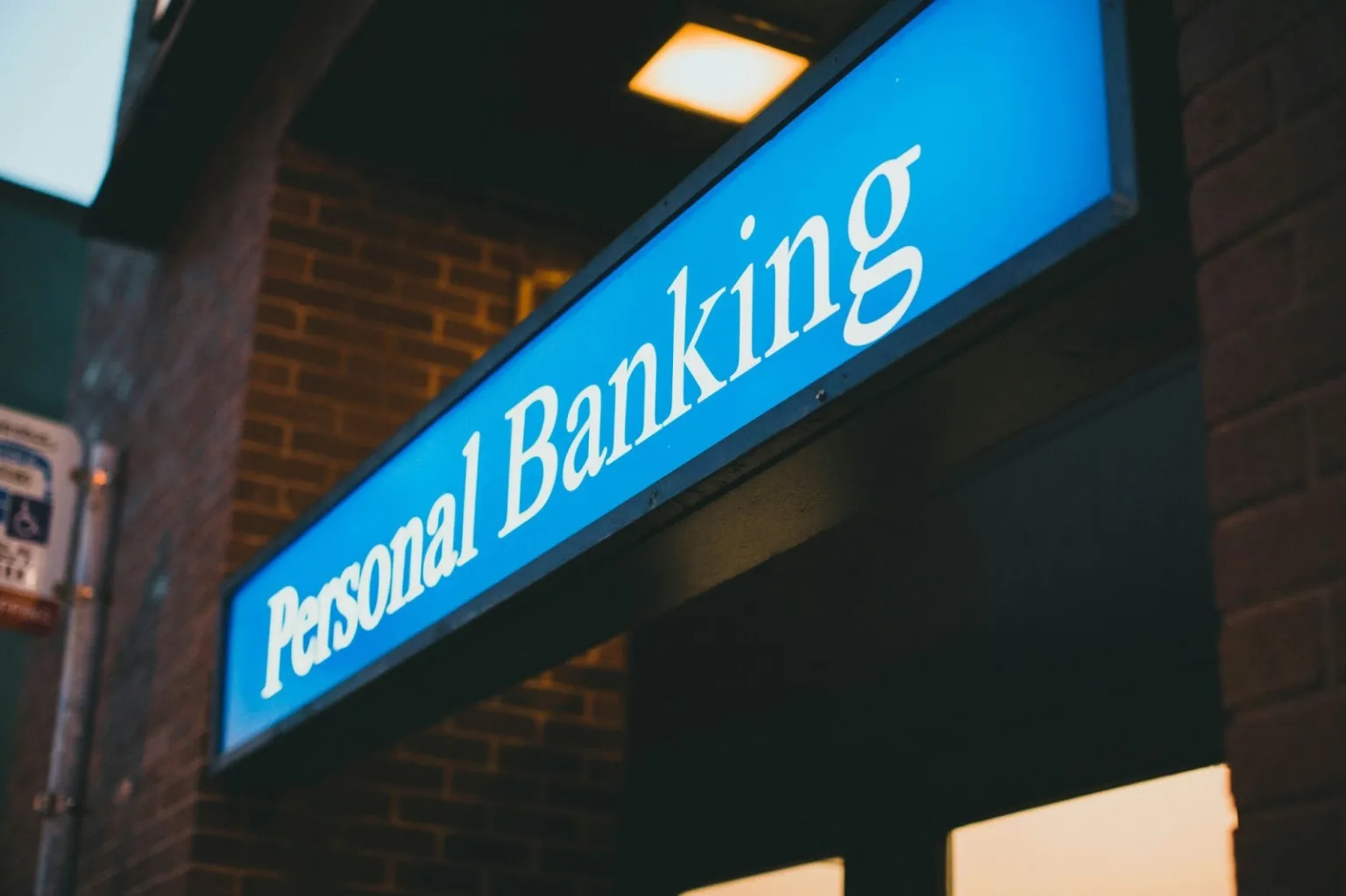 Вивіска банку з написом Personal Banking