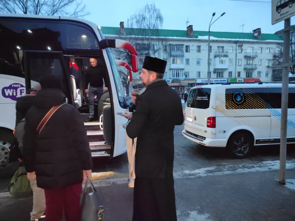 Люди виходять з автобуса на міській зупинці