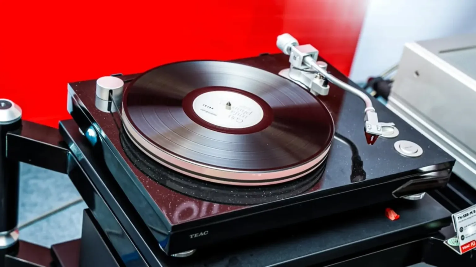 Вініловий програвач на чорному столі
