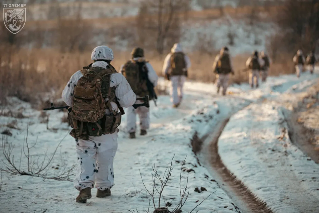 Військові йдуть сніжною дорогою взимку