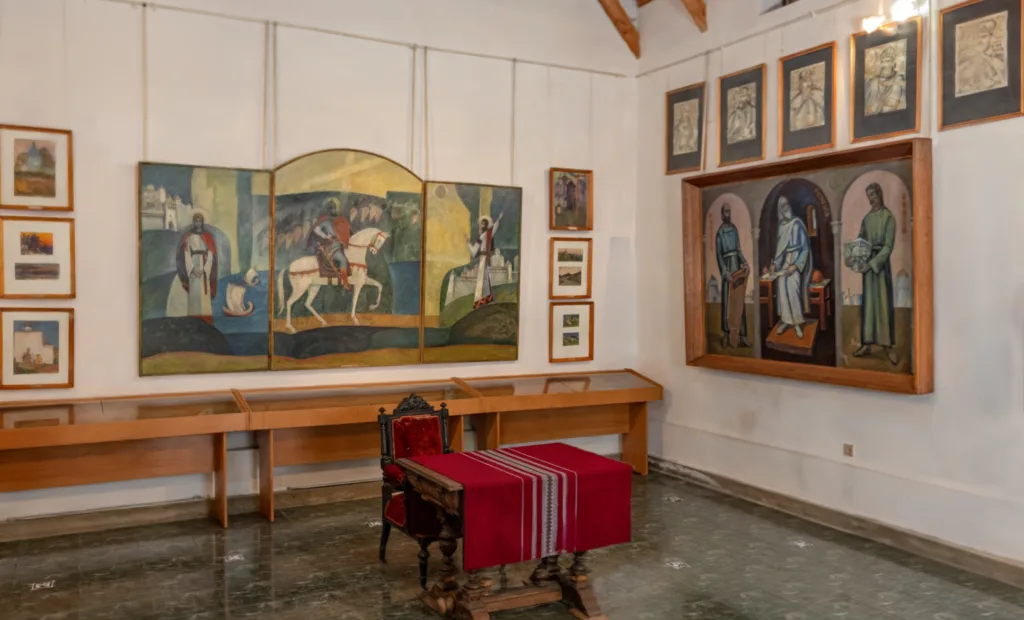Музейна зала з українськими картинами та меблями
