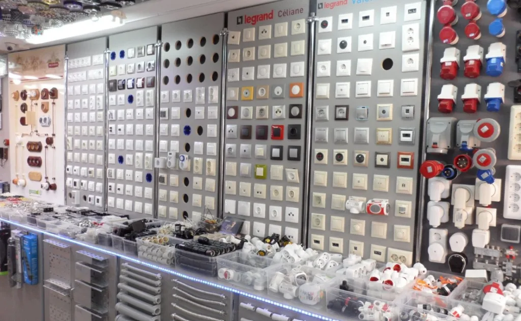 Вітрина з електричними розетками, вимикачами та аксесуарами