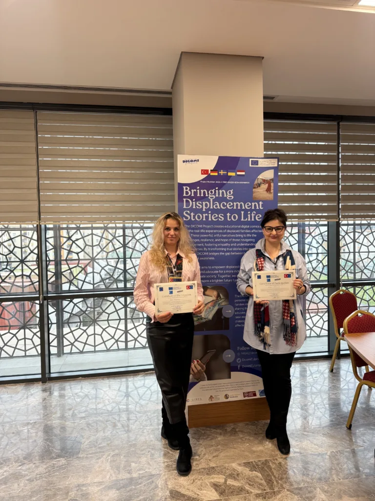 Дві жінки отримують сертифікати на освітньому заході