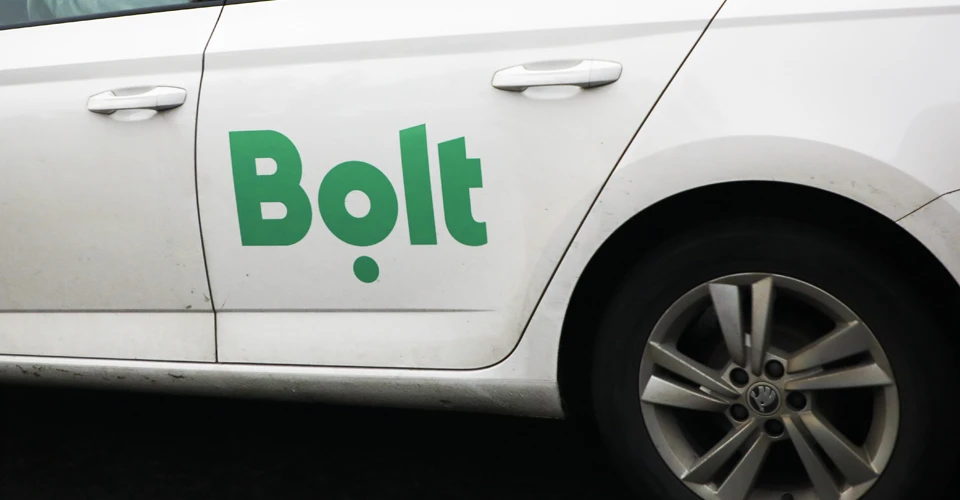 Білий автомобіль сервісу Bolt на вулиці