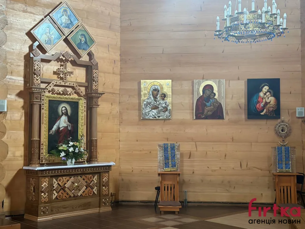 Ікони Ісуса та Богородиці в дерев’яній церкві