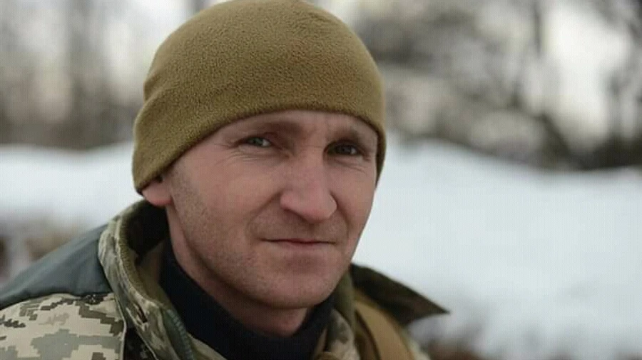 Український військовий у зимовій формі на природі