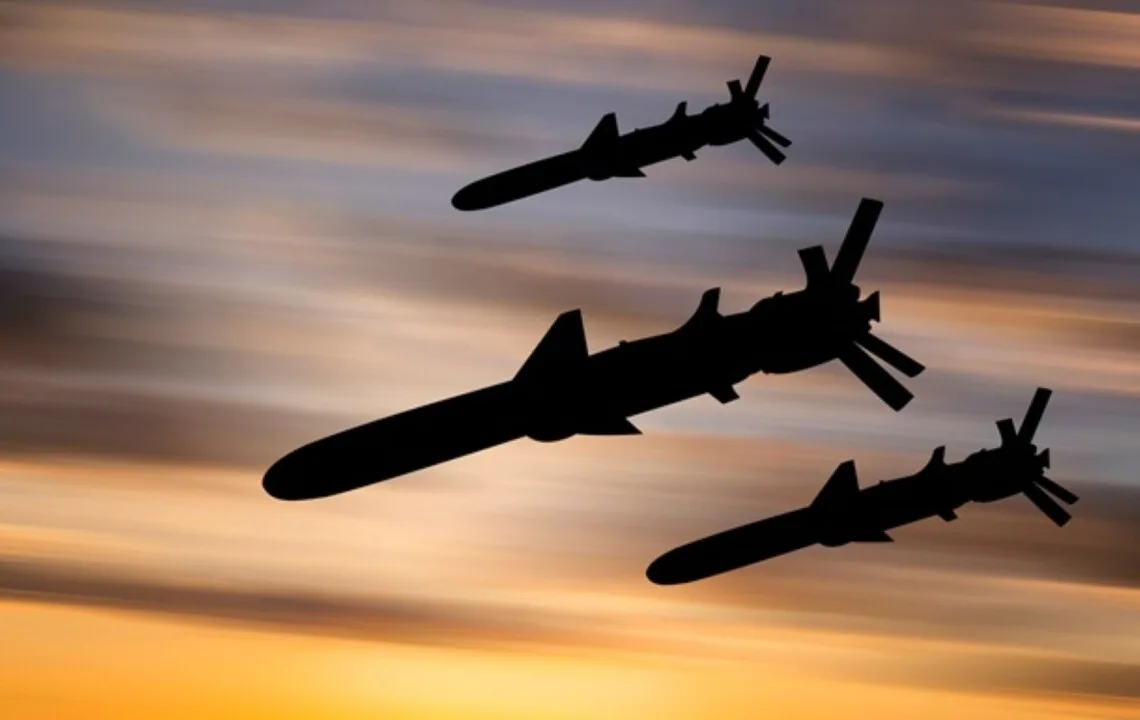 Крилаті ракети летять у небі на заході сонця