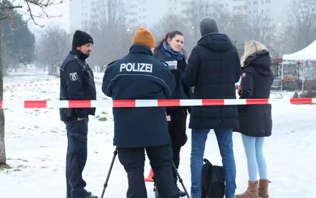 Поліція працює на місці події взимку