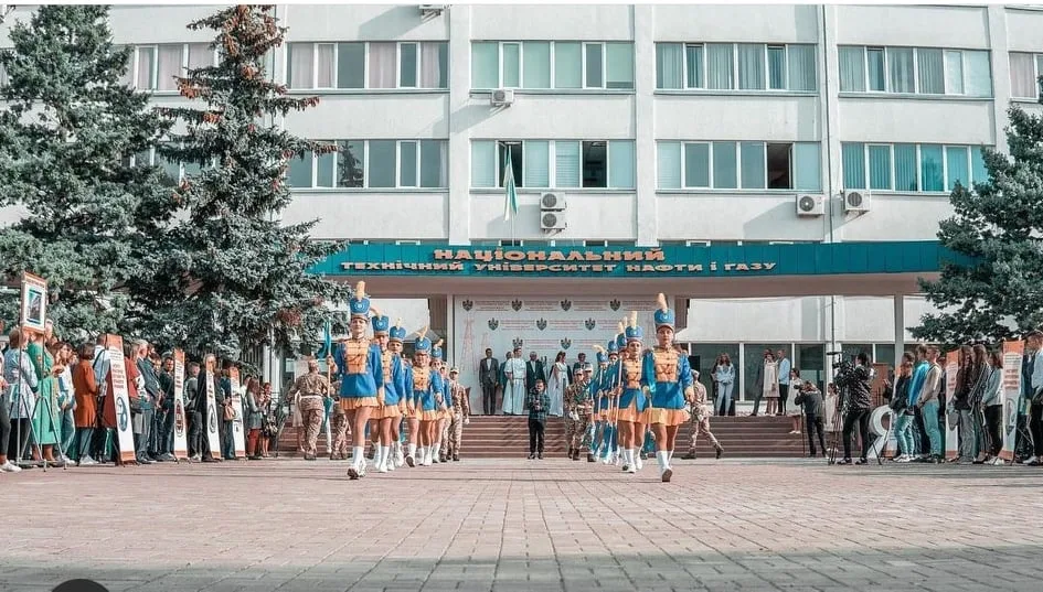 Парад студентів перед університетом нафти і газу