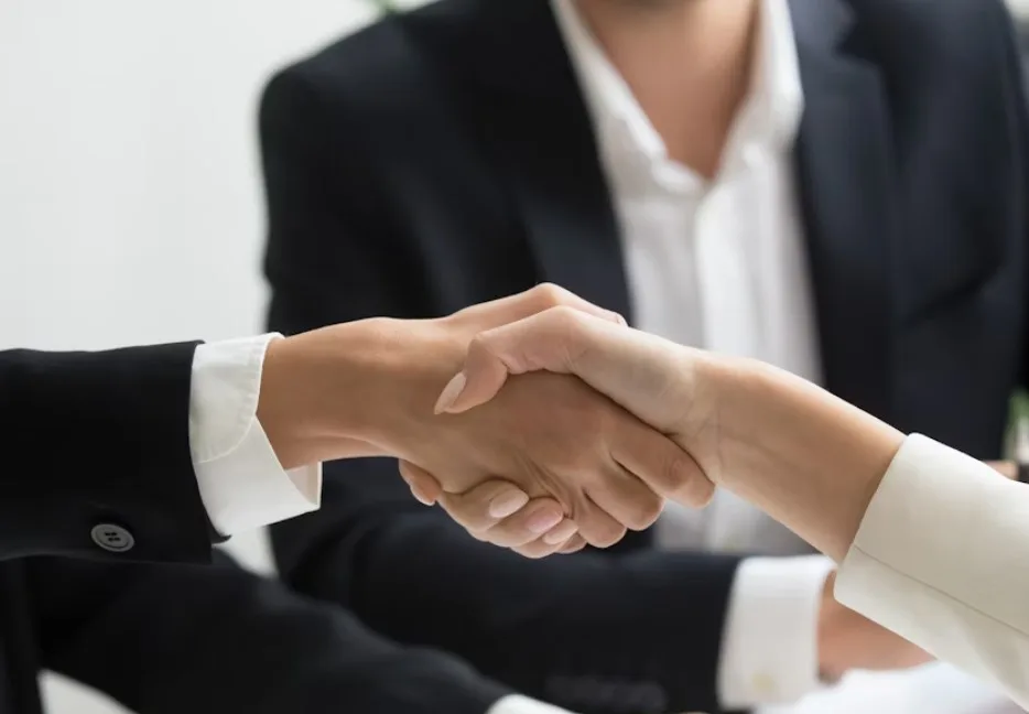 Ділове рукостискання між партнерами