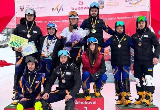 Українська лижна команда святкує перемогу на змаганнях