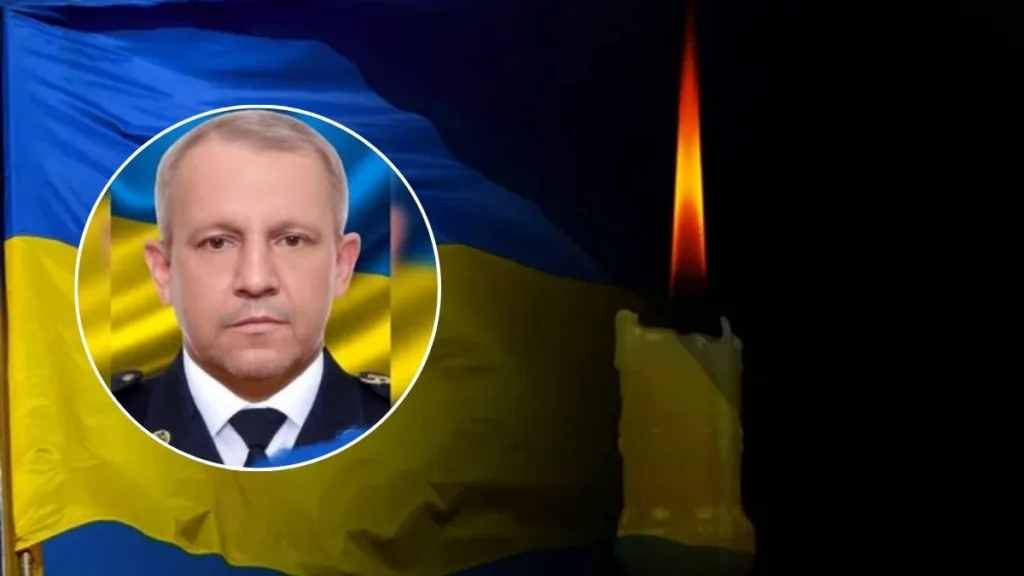 Прапор України та запалена свічка пам’яті