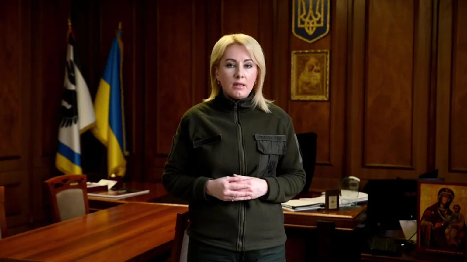 Жінка у військовій формі в офісі України