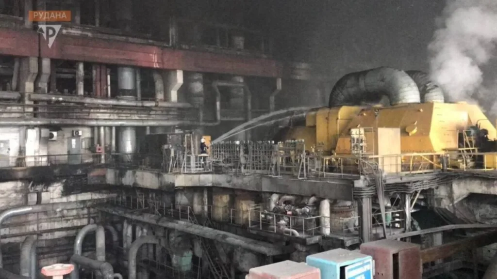 Промислове обладнання у цеху з димом