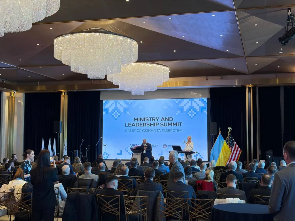 Саміт служіння та лідерства у конференц-залі