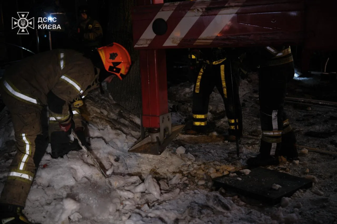 Рятувальники працюють у снігу вночі Київ