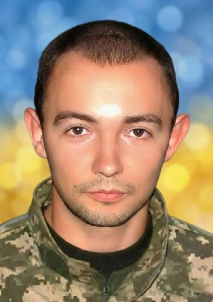 Український військовий у формі на тлі прапора