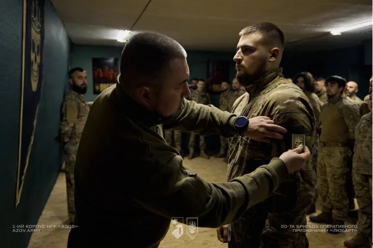 Військовий отримує нашивку під час церемонії