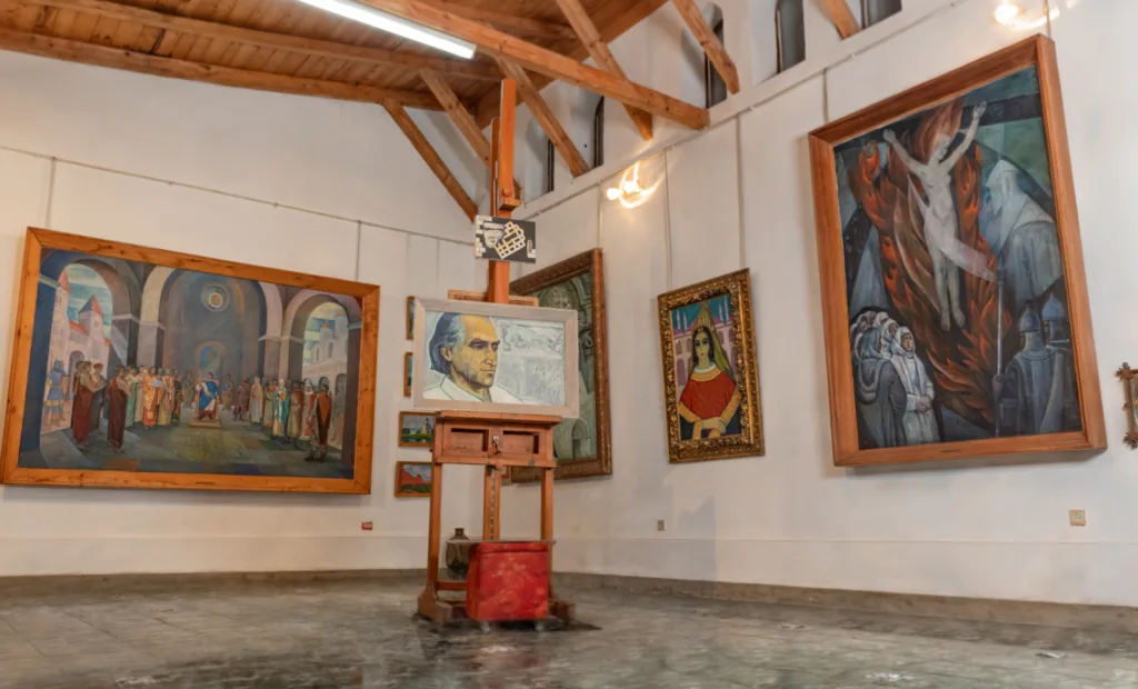 Мистецька галерея з великими картинами на стінах