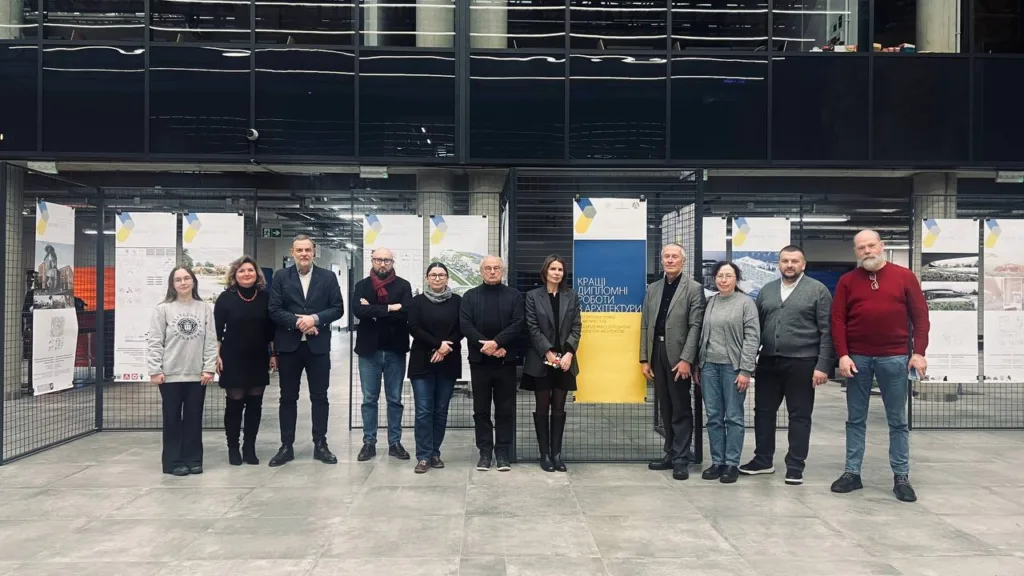 Група людей на виставці архітектурних проєктів