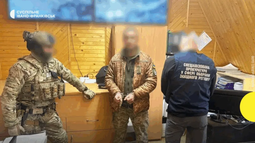 Затримання військовослужбовця правоохоронцями у кабінеті