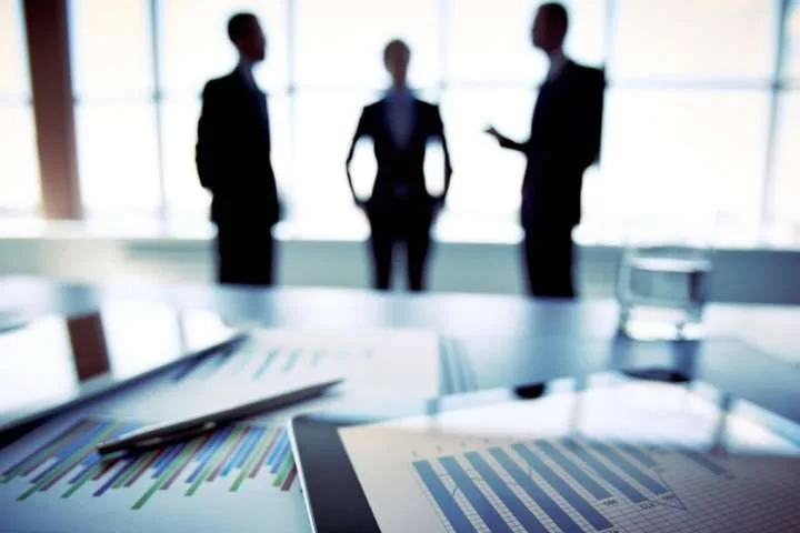 Ділова нарада з аналітичними графіками на столі