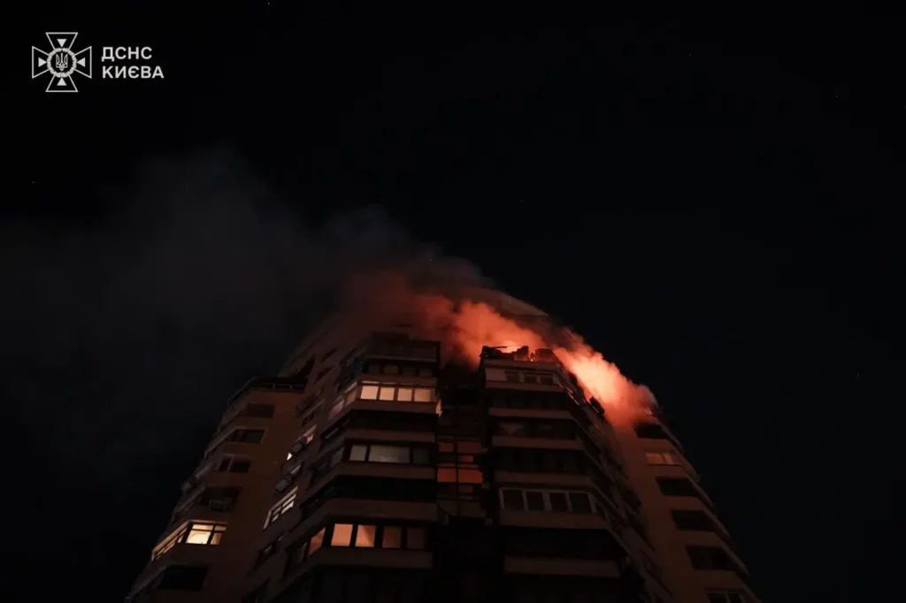 Пожежа у багатоповерхівці вночі