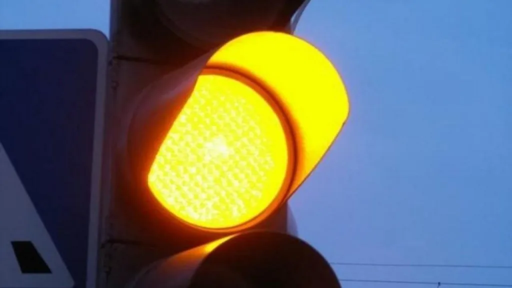 Жовте світло світлофора ввечері
