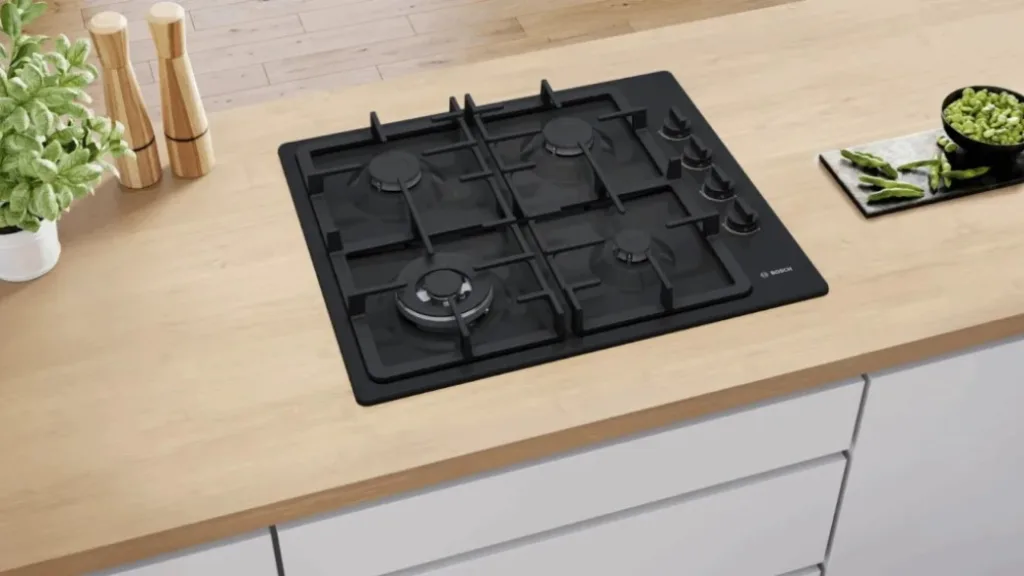 Сучасна чорна газова варильна поверхня на кухні