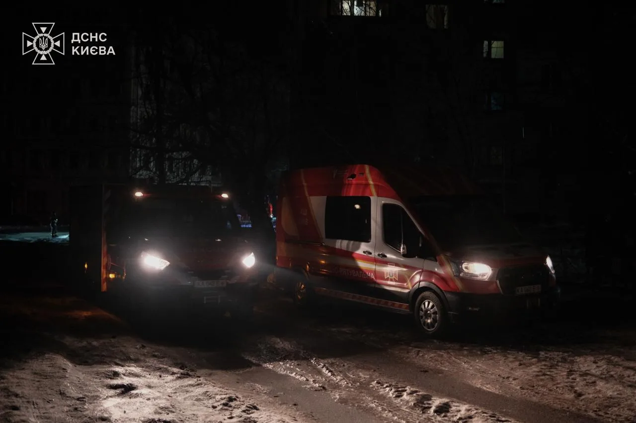 Рятувальні автомобілі ДСНС Києва вночі